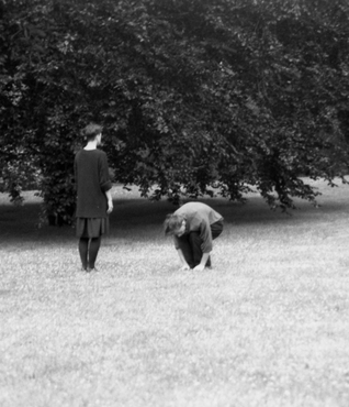  « La danse se situe toujours dans un lieu, on est toujours quelque part, dans le temps, dans un espace sonore, dans une lumière. Ce que je fais, ce sont des environnements ; le moteur c’est l’humain, je cherche toujours l’humain. C’est pour cela que je ne fais pas de différence entre mon travail de chorégraphe, de scénographe ou de peintre : je suis un artiste qui utilise toutes sortes de possibilités. » Jean-Pierre Perreault